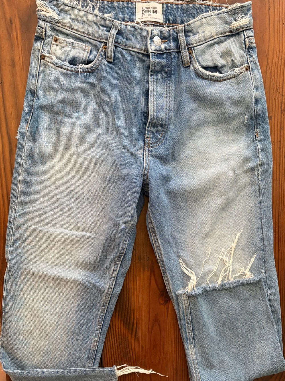 Women’s Zara Light Wash Straight Jeans with Distressed Knee